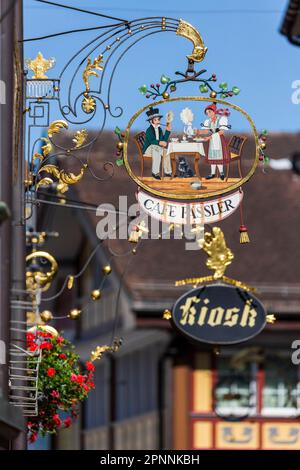 Nasenschild im Biedermeier-Stil, Blick auf das Dorf Appenzell, Kanton Appenzell Innerrhoden, Schweiz Stockfoto