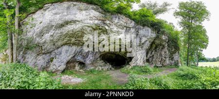 Höhle Hohlenstein-Stadel in der Schwäbischen Alb, Eiszeit-Höhle, Ort des Löwenmanns, Elfenbeinfigur aus der Paläolithenzeit, älteste menschliche Skulptur in Stockfoto