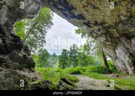 Höhle Hohlenstein-Stadel in der Schwäbischen Alb, Eiszeit-Höhle, Ort des Löwenmanns, Elfenbeinfigur aus der Paläolithenzeit, älteste menschliche Skulptur in Stockfoto