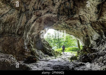 Höhle Hohlenstein-Stadel in der Schwäbischen Alb, Eiszeit-Höhle, Ort des Löwenmanns, Elfenbeinfigur aus der Paläolithenzeit, älteste menschliche Skulptur in Stockfoto