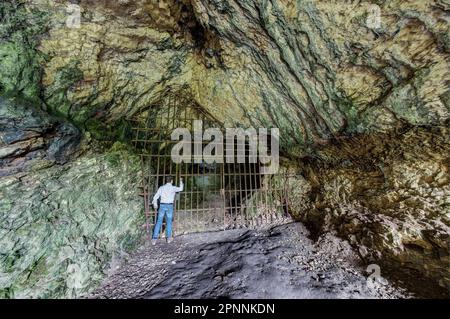 Höhle Hohlenstein-Stadel in der Schwäbischen Alb, Eiszeit-Höhle, Ort des Löwenmanns, Elfenbeinfigur aus der Paläolithenzeit, älteste menschliche Skulptur in Stockfoto