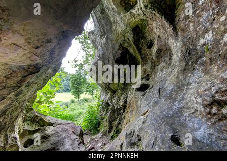 Höhle Hohlenstein-Stadel in der Schwäbischen Alb, Eiszeit-Höhle, Ort des Löwenmanns, Elfenbeinfigur aus der Paläolithenzeit, älteste menschliche Skulptur in Stockfoto