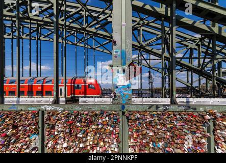 Liebesschlösser auf der Hohenzollernbrücke, Köln, Nordrhein-Westfalen, Deutschland Stockfoto