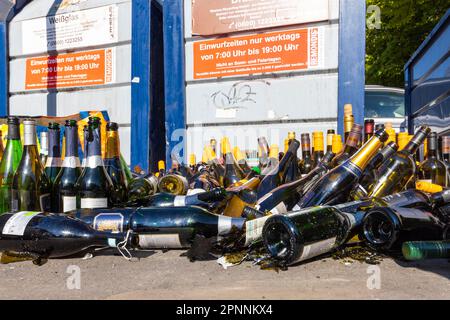 Behälter für gebrauchtes Glas, Flaschenbehälter sind voll, leere Flaschen stapeln sich auf dem Bürgersteig, Karlsplatz, Stuttgart, Baden-Württemberg, Deutschland Stockfoto