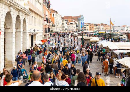 Massentourismus in der Lagune von Venedig. An Touristenattraktionen kommt man oft nicht durch. Jetzt will die Stadt Eintritt verlangen, Venedig, Venetien Stockfoto