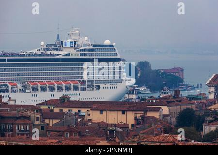 Das Kreuzfahrtschiff MSC Musica der Schifffahrtsgesellschaft MSC Cruises fährt zum Kreuzfahrtanleger Stazione Marittima. In der Zwischenzeit segeln Sie durch die Stockfoto