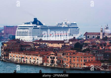 Das Kreuzfahrtschiff MSC Musica der Schifffahrtsgesellschaft MSC Cruises fährt zum Kreuzfahrtanleger Stazione Marittima. In der Zwischenzeit segeln Sie durch die Stockfoto
