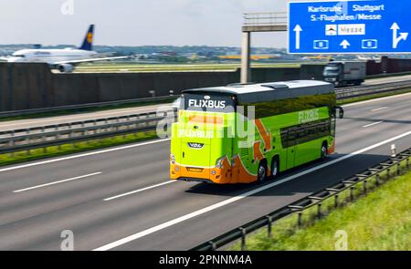 FlixBus auf der Autobahn, Flughafen Stuttgart mit Flugzeug Lufthansa, Stuttgart, Baden-Württemberg, Deutschland Stockfoto