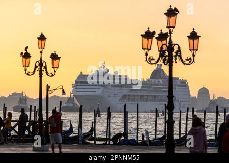 Ein Kreuzfahrtschiff fährt am frühen Morgen zum Kreuzfahrtanleger Stazione Marittima. In der Zwischenzeit ist die Fahrt durch den Giudecca-Kanal verboten Stockfoto