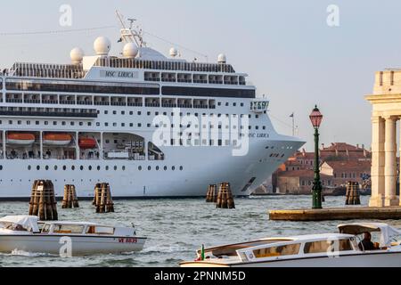 Ein Kreuzfahrtschiff fährt zum Kreuzfahrtanleger Stazione Marittima. In der Zwischenzeit ist die Fahrt durch den Giudecca-Kanal verboten, MSC Lirica of Stockfoto