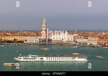 Campanile di San Marco und Palazzo Ducale, das Flussschiff River Gräfin segelt zum Kreuzfahrtanleger Stazione Marittima. In der Zwischenzeit, auf Kreuzfahrt Stockfoto