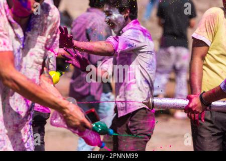 Holi Festival, Indian Spring Festival, traditionelles Festival der Farben, Blick auf Varanasi, Uttar Pradesh, Indien Stockfoto