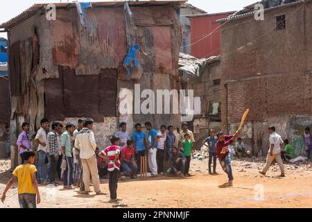 Cricket ist ein beliebter Sport in Indien, in allen Gesellschaftsschichten, Kinder, die in einem Hinterhof spielen, Dharavi, der größte Slum in Asien mit bis zu 600, 000 Stockfoto