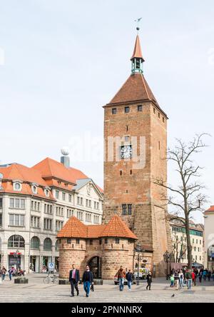 NÜRNBERG - 9. APRIL: Tourist am Weißen Turm in Nürnberg am 9. April 2015. Nürnberg ist die zweitgrößte Stadt von Stockfoto