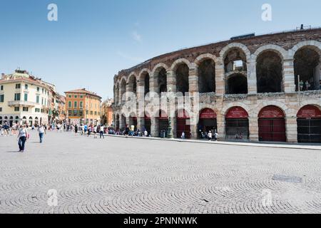 VERONA, ITALIEN - 3. JUNI: Touristen in der Arena von Verona, Italien, am 3. Juni 2015. Das Amphitheater könnte mehr als 30, 000 Zuschauer in der Antike beherbergen Stockfoto