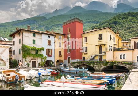 CASSONE, ITALIEN - JUNI 1: Marina in Gardasee in Cassone, Italien am 1. Juni 2015. Der Gardasee ist eine der beliebtesten touristischen Regionen Italiens. Stockfoto