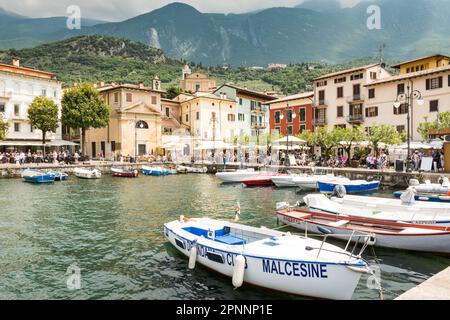 MALCESINE, ITALIEN - JUNI 1: Marina am Gardasee in Malcesine, Italien am 1. Juni 2015. Der Gardasee ist eine der beliebtesten Touristenregionen von Stockfoto
