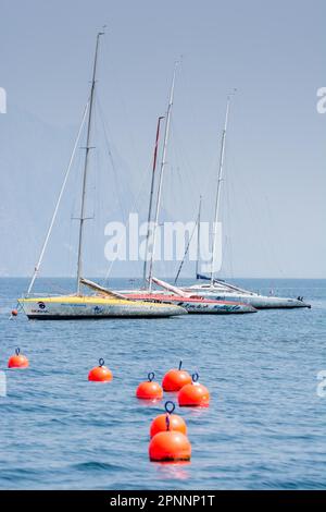 CASTELLETTO, ITALIEN - 2. JUNI: Segelboote am Gardasee in Castelletto, Italien, am 2. Juni 2015. Der Gardasee ist einer der meistbesuchten Touristen Stockfoto