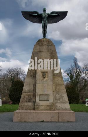 Das 1914 errichtete Denkmal des Flugpioniers Otto Lilienthal, Baekepark, Lichterfelde, Steglitz-Zehlendorf, Berlin, Deutschland Stockfoto