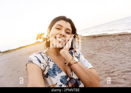 Junge Frau, die ein Selfie macht und zwinkert. Zahnärztliches Gesundheitskonzept. Stockfoto