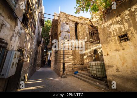 Blick auf heruntergekommene Wohnhäuser in einer typischen Seitenstraße im historischen Viertel Al-Balad, Jeddah, KSA, Saudi-Arabien Stockfoto