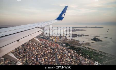 Anadolu Jet landet in Istanbul, der größten Stadt der Türkei. Auf dem Weg zum Flughafen überquert er das Wohnviertel der Stadt Stockfoto