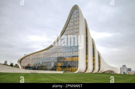 Baku, Aserbaidschan - Dezember 2022: Das Haydar Aliyev Center ist ein modernistisches Kulturzentrum, entworfen von der Architektin Zaha Hadid. Stockfoto