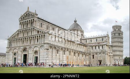 Pisa, Italien - 2022. Dezember: Kathedrale von Pisa und Schiefer Turm von Pisa. Die Kathedrale von Pisa, auch bekannt als Kathedrale von Santa Maria Assunta Stockfoto
