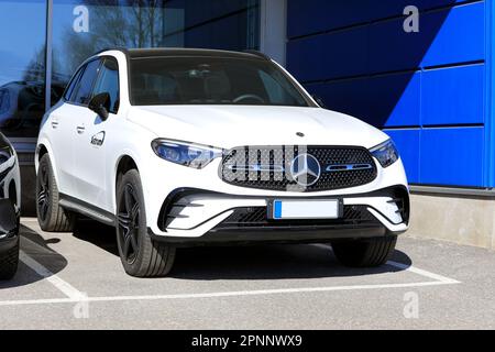 Neuer weißer Mercedes-Benz 4MATIC Luxus-SUV parkt beim Händler. Salo, Finnland. 10. April 2023. Stockfoto