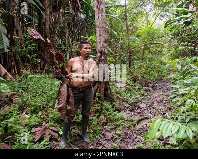 Leticia, Kolumbien - Dez. 2021: Indianer vom Huito-Stamm. Ein Amazonier. Amazonien. Lateinamerika. Stockfoto