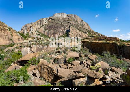 Atemberaubende Berglandschaft im Anja Community Reserve, Madagaskar, mit lebendiger Flora und Fauna. Natur, Reisen, Abenteuer, Natur, Wandern, Biod Stockfoto