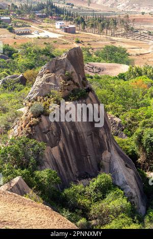 Atemberaubende Berglandschaft im Anja Community Reserve, Madagaskar, mit lebendiger Flora und Fauna. Natur, Reisen, Abenteuer, Natur, Wandern, Biod Stockfoto