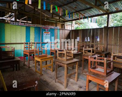 Puerto Miguel, Peru - April 2022: Grundschule in einem kleinen Dorf im Dschungel der Wunder. Tropische Regenwälder. Lateinamerika. Stockfoto