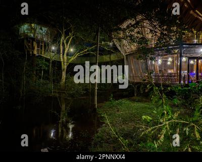 Glamouröse Unterkunft im Regenwald des Amazonas. Holzhaus, Amazonas-Regenwald, Amazonien, Pacaya Samiria National Reserve, Peru, Südamerika. Stockfoto