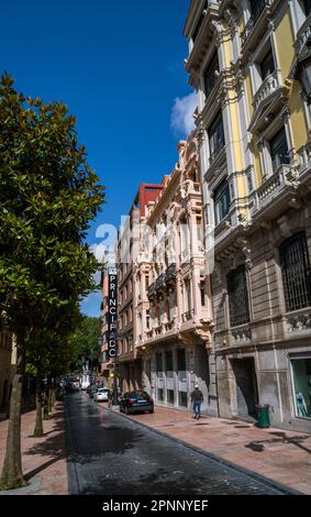 Calle San Francisco in Oviedo, Asturien, Spanien Stockfoto