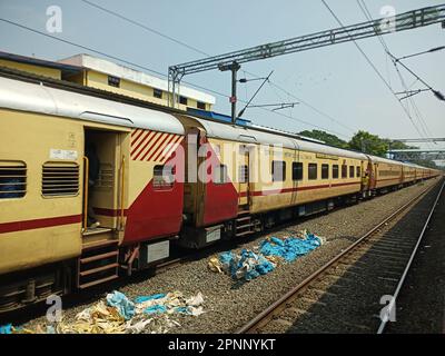 indischer Bahnhof, indischer Zug, thrissur Bahnhof, Bahn, Reise, Eisenbahntransport in indien, indien, indischer Bahnhof, Menschenmenge, Pendelverkehr Stockfoto