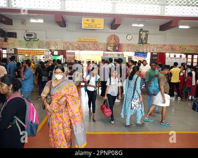 indischer Bahnhof, indischer Zug, thrissur Bahnhof, Bahn, Reise, Eisenbahntransport in indien, indien, indischer Bahnhof, Menschenmenge, Pendelverkehr Stockfoto