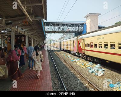 indischer Bahnhof, indischer Zug, thrissur Bahnhof, Bahn, Reise, Eisenbahntransport in indien, indien, indischer Bahnhof, Menschenmenge, Pendelverkehr Stockfoto