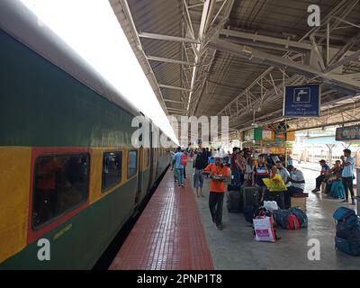 indischer Bahnhof, indischer Zug, thrissur Bahnhof, Bahn, Reise, Eisenbahntransport in indien, indien, indischer Bahnhof, Menschenmenge, Pendelverkehr Stockfoto