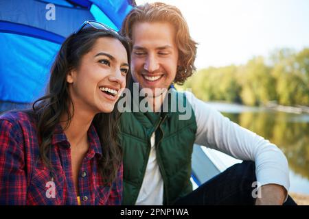 Die Landschaft zu genießen, bringt Sie in romantische Stimmung. Ein abenteuerlustiges Paar, das zusammen campen geht. Stockfoto