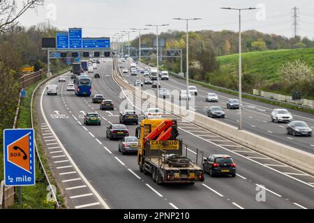 Slough, Großbritannien. 19. April 2023. Die Fahrzeuge passieren einen kürzlich fertiggestellten Abschnitt der intelligenten Autobahn M4. Die Regierung hat die Streichung aller neuen intelligenten Autobahnen aus Kosten- und Sicherheitsgründen angekündigt, sieht sich jedoch der wachsenden Forderung gegenüber, trotz einer bereits angekündigten Sicherheitsumrüstung auf bestehenden intelligenten Autobahnen wieder harte Schultern einzusetzen. Kredit: Mark Kerrison/Alamy Live News Stockfoto