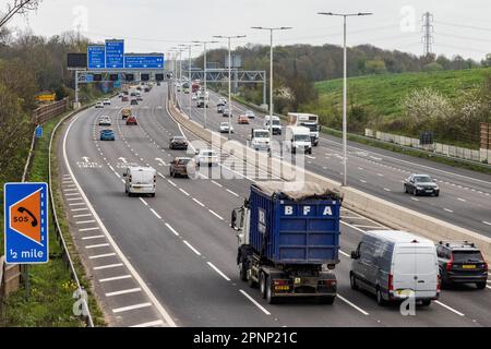 Slough, Großbritannien. 19. April 2023. Die Fahrzeuge passieren einen kürzlich fertiggestellten Abschnitt der intelligenten Autobahn M4. Die Regierung hat die Streichung aller neuen intelligenten Autobahnen aus Kosten- und Sicherheitsgründen angekündigt, sieht sich jedoch der wachsenden Forderung gegenüber, trotz einer bereits angekündigten Sicherheitsumrüstung auf bestehenden intelligenten Autobahnen wieder harte Schultern einzusetzen. Kredit: Mark Kerrison/Alamy Live News Stockfoto