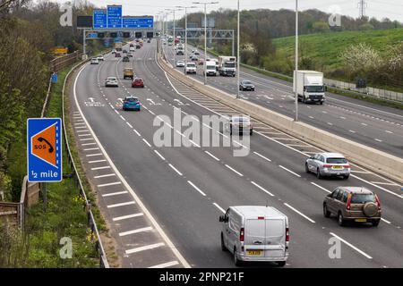 Slough, Großbritannien. 19. April 2023. Die Fahrzeuge passieren einen kürzlich fertiggestellten Abschnitt der intelligenten Autobahn M4. Die Regierung hat die Streichung aller neuen intelligenten Autobahnen aus Kosten- und Sicherheitsgründen angekündigt, sieht sich jedoch der wachsenden Forderung gegenüber, trotz einer bereits angekündigten Sicherheitsumrüstung auf bestehenden intelligenten Autobahnen wieder harte Schultern einzusetzen. Kredit: Mark Kerrison/Alamy Live News Stockfoto