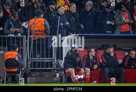 Munic, Deutschland. 19. April 2023. Trainer Thomas Tuchel (München) auf der Tribüne, Benjamin Pavard (München) enttäuscht FC Bayern München - Manchest Stockfoto