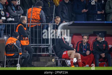 Munic, Deutschland. 19. April 2023. Trainer Thomas Tuchel (München) auf der Tribüne, Benjamin Pavard (München) enttäuscht FC Bayern München - Manchest Stockfoto