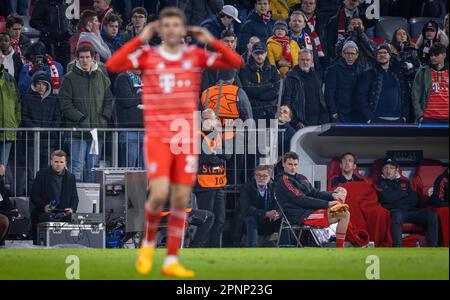 Munic, Deutschland. 19. April 2023. Trainer Thomas Tuchel (München) auf der Tribüne, Benjamin Pavard (München) enttäuscht FC Bayern München - Manchest Stockfoto