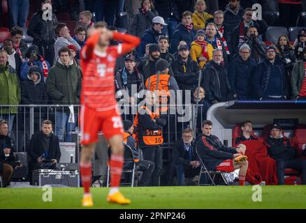 Munic, Deutschland. 19. April 2023. Trainer Thomas Tuchel (München) auf der Tribüne, Benjamin Pavard (München) enttäuscht FC Bayern München - Manchest Stockfoto