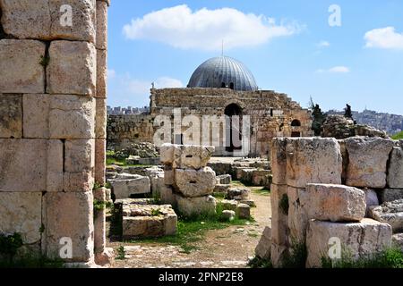 Rekonstruierte Kuppel des Audienzsaals des Umayyadenpalastes, gesehen hinter antiken Steinruinen an der archäologischen Stätte der Zitadelle von Amman, Amman, Jordanien Stockfoto