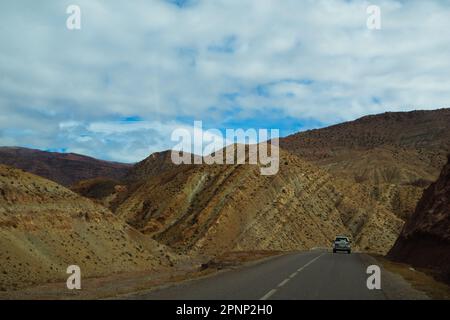 Felsschichten und eine fast leere Straße im Hohen Atlas Stockfoto