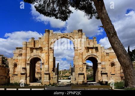 Das Südtor der römischen Stadt Jerash römische Ruinen, Jerash, Jordanien, verfügt über eine ununterbrochene Kette menschlicher Besetzung, die 6.500 Jahre zurückreicht Stockfoto